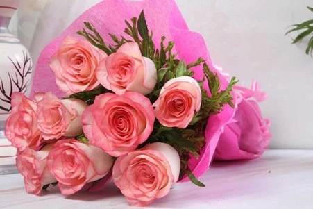 Presenting-Birthday-Flowers-to-Your-Loved-One